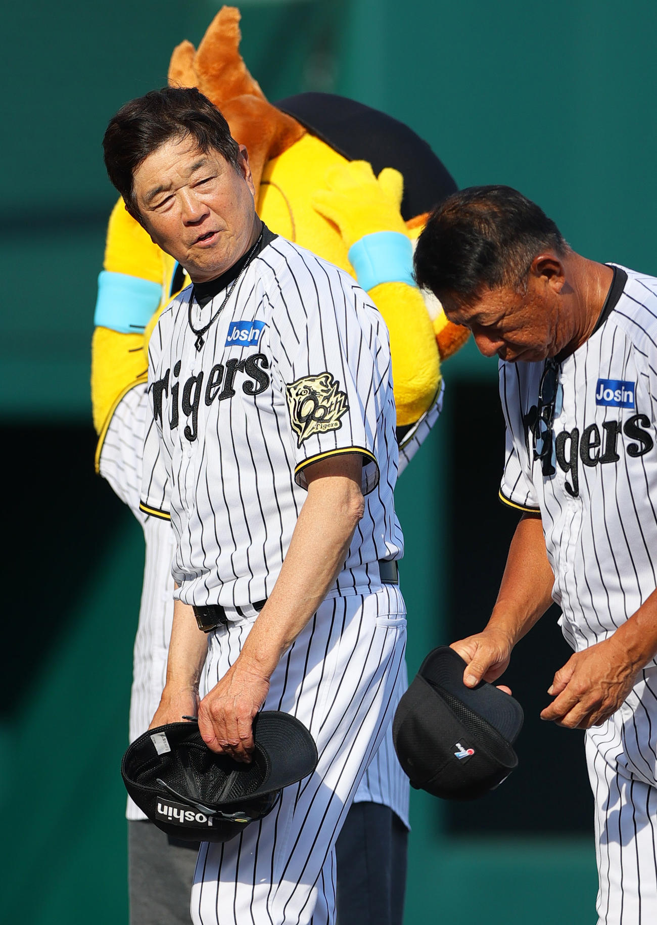 ウエスタン・リーグ阪神対中日　中日に勝利し、スタンドのファンにあいさつする平田2軍監督（左）と馬場2軍守備走塁チーフコーチ（撮影・上山淳一）
