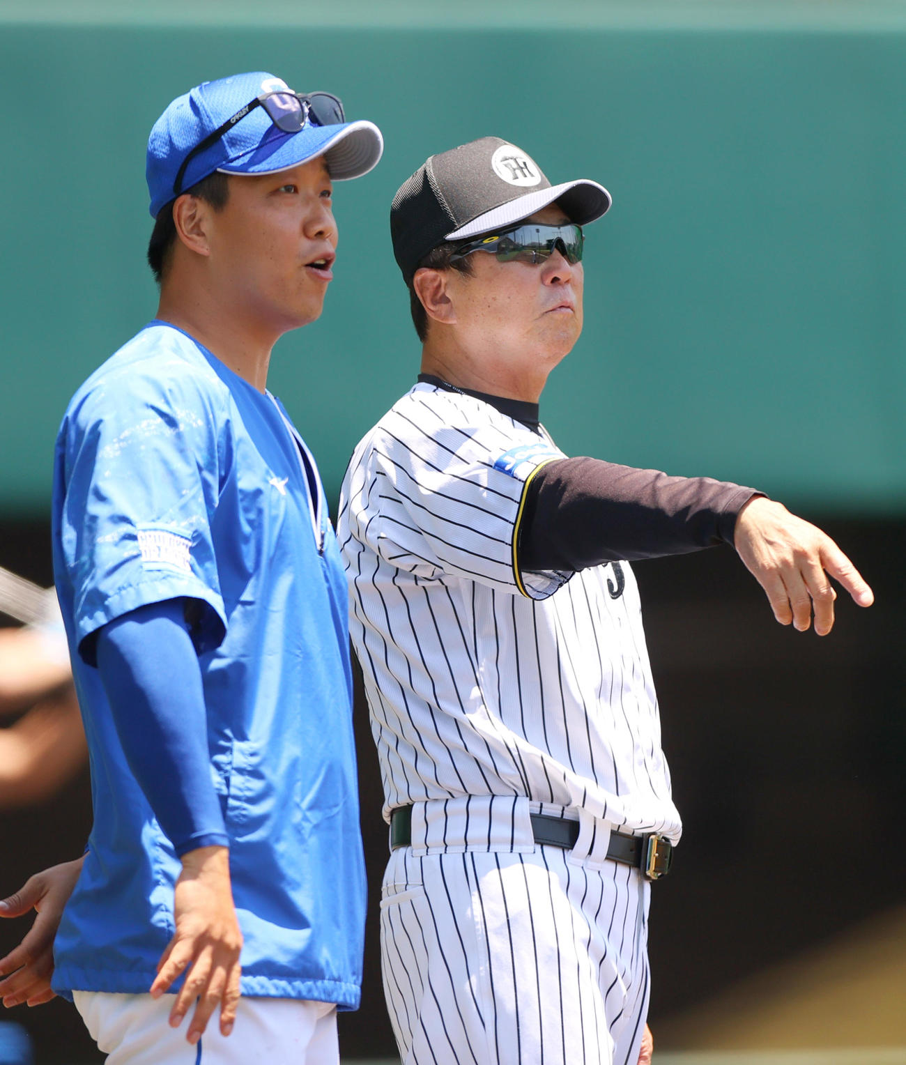 ウエスタン・リーグ阪神対中日　試合前、阪神平田2軍監督（右）と話す中日柳（撮影・上山淳一）