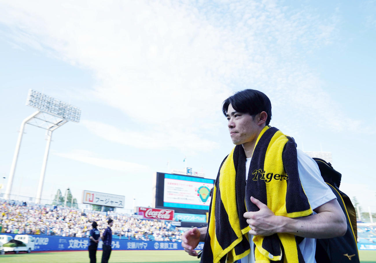 試合後、ファンの声援を浴びながら引き揚げる中野（撮影・狩俣裕三）