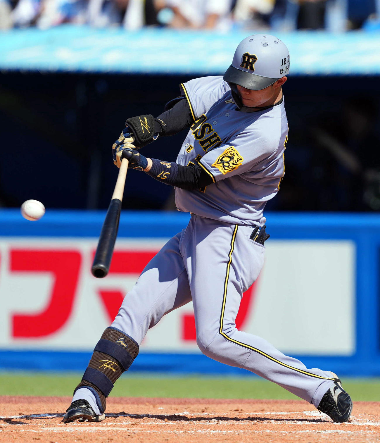 ヤクルト対阪神　3回表阪神2死、二塁打を放つ中野（撮影・狩俣裕三）