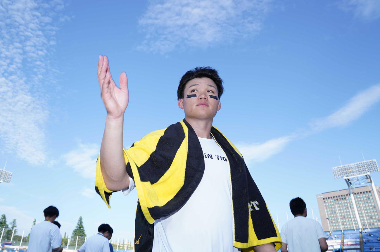 ヤクルト対阪神　試合後、ファンの声援に応えながら引き揚げる阪神森下（撮影・狩俣裕三）