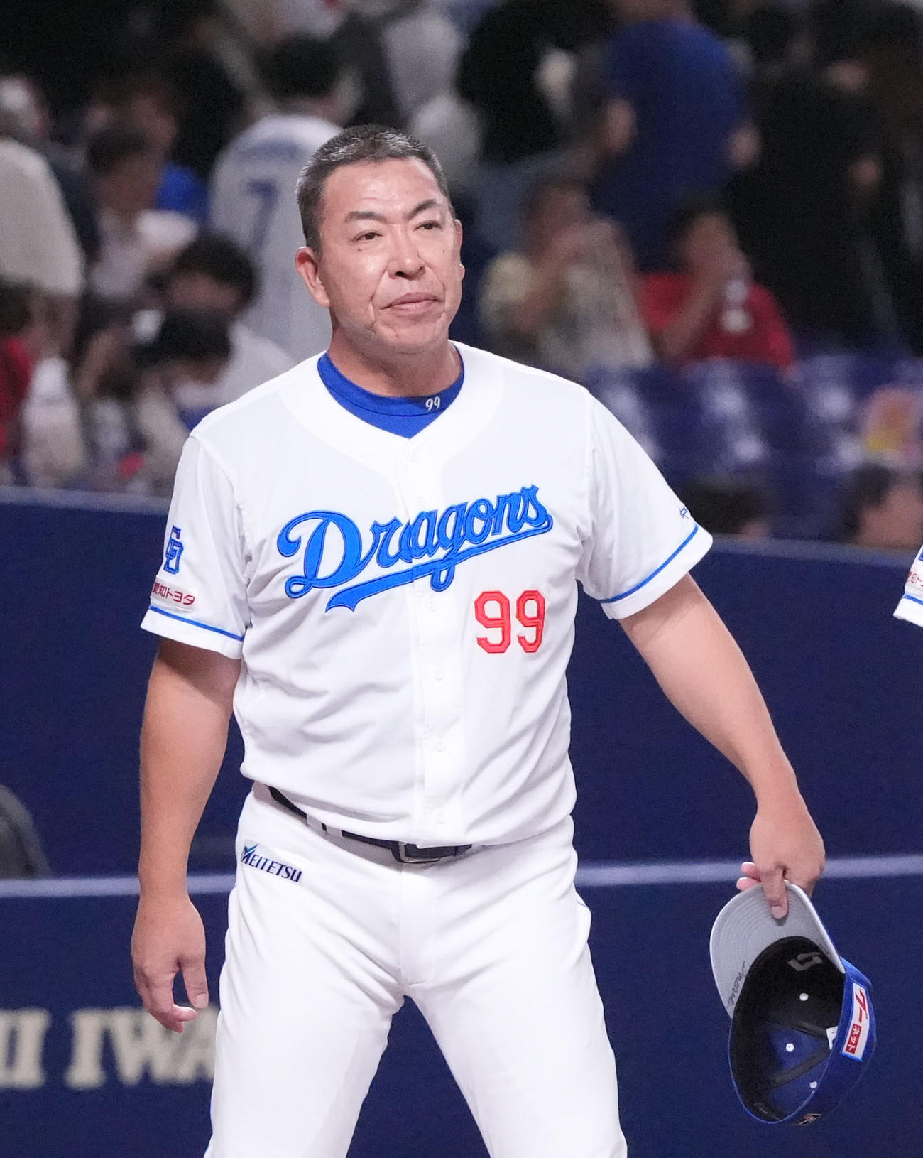 中日対広島　試合終了、観客にあいさつをする井上監督（撮影・森本幸一）