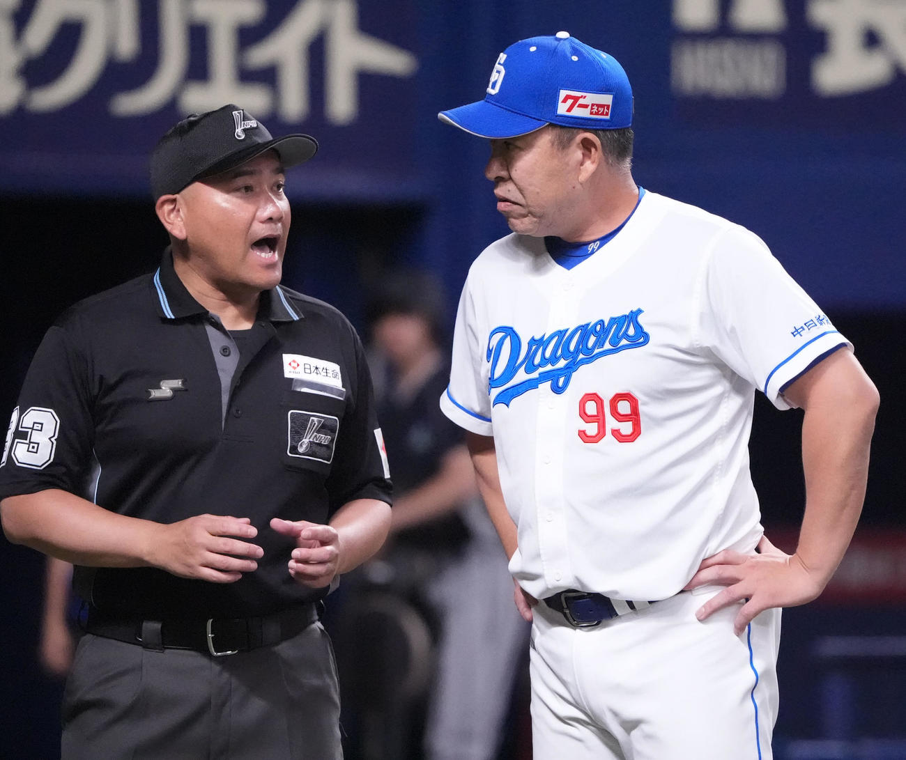 中日対広島　試合終了、井上監督（右）は審判団と言葉を交わす（撮影・森本幸一）