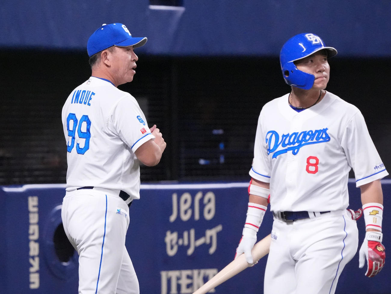 中日対広島　6回終了、選手交代を告げる井上監督（左）右は好機に三振に倒れた大島（撮影・森本幸一）