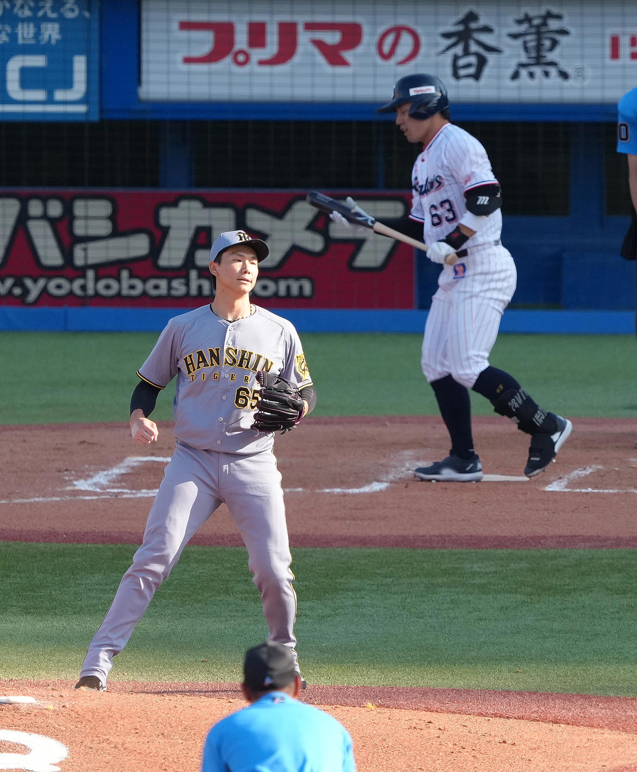 ヤクルト対阪神　8回裏ヤクルト2死一塁、代打増田を空振り三振に仕留めた湯浅（撮影・足立雅史）