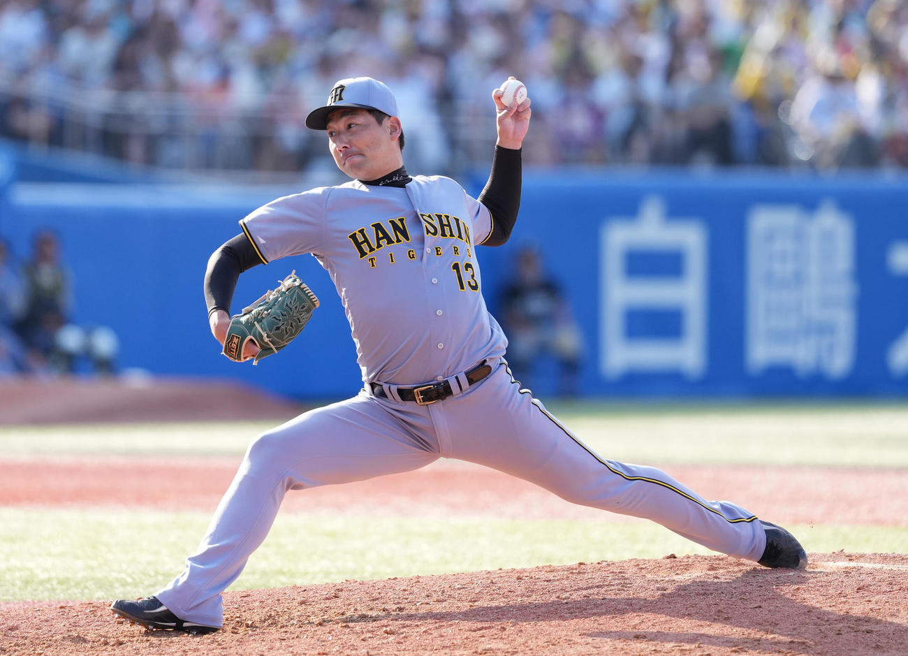 ヤクルト対阪神　9回裏から4番手で登板した阪神岩崎（撮影・鈴木みどり）