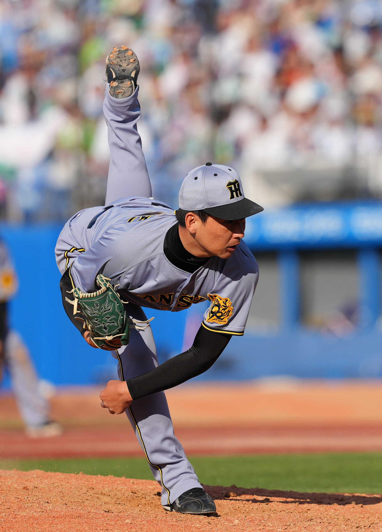 ヤクルト対阪神　9回裏から登板する阪神4番手の岩崎（撮影・狩俣裕三）