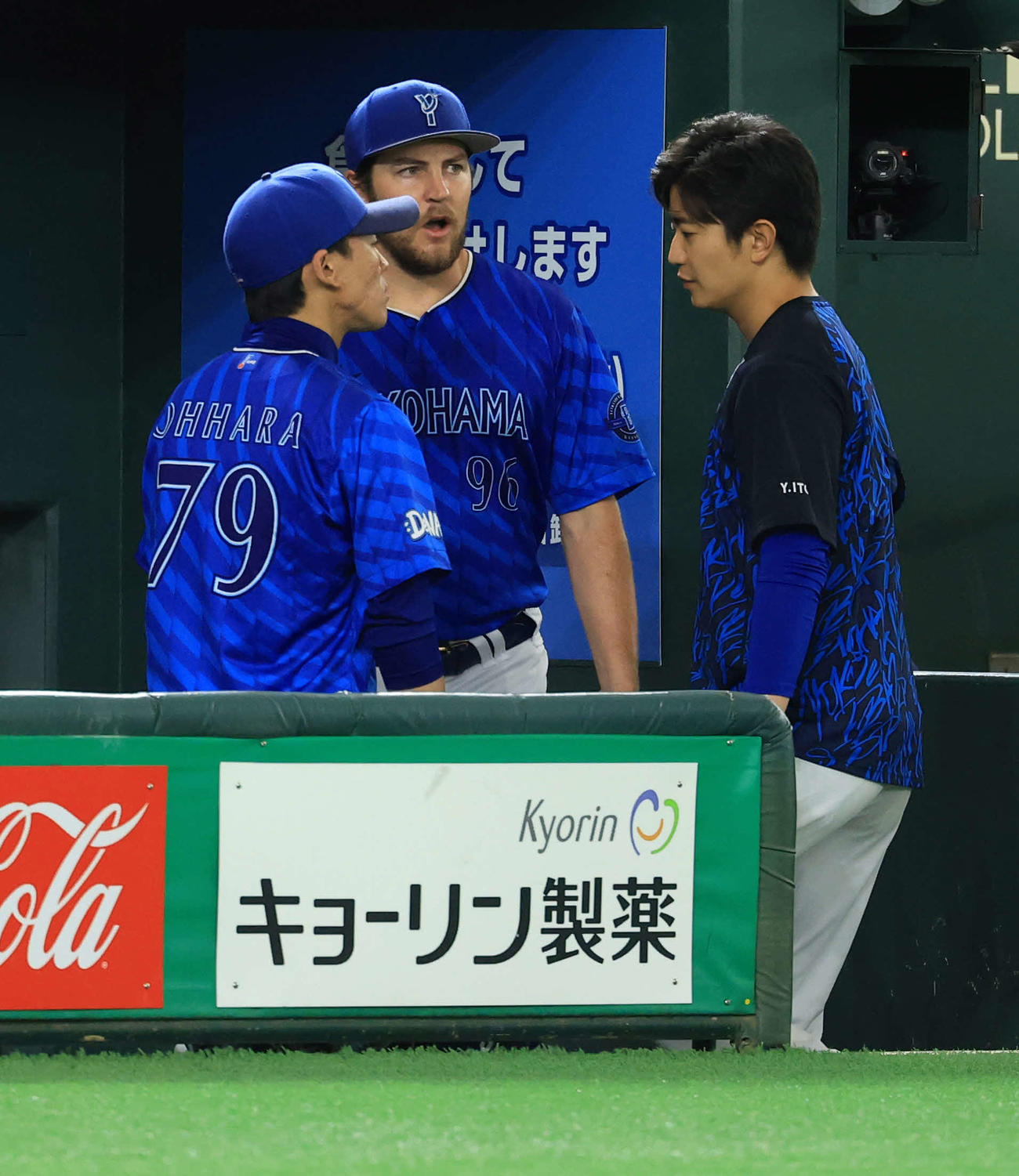 巨人対DeNA 6回裏巨人1死満塁、オコエに3点適時三塁打を許し降板したバウアー（中央）は大原投手コーチ（左）に険しい表情で話す（撮影・浅見桂子）