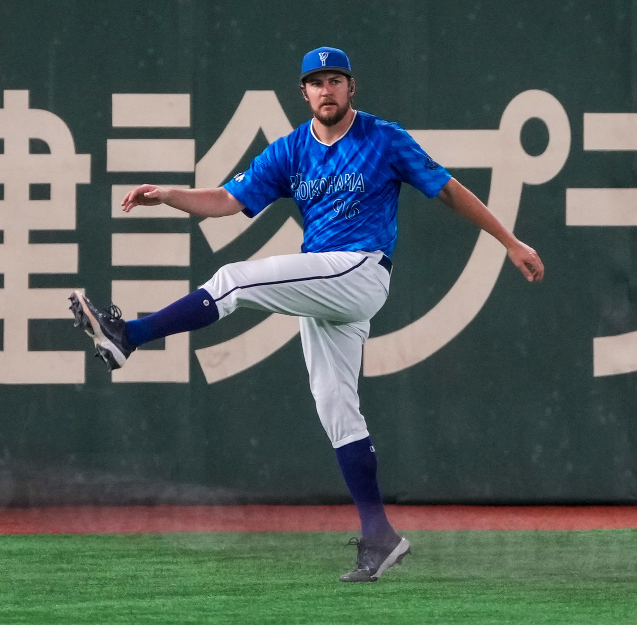 巨人対DeNA　試合前の練習でウォーミングアップするDeNA先発のバウアー（撮影・小沢裕）