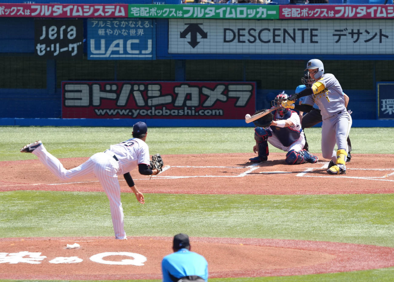 ヤクルト対阪神　1回表阪神1死一塁、森下は右前打を放つ。投手高橋（撮影・足立雅史）