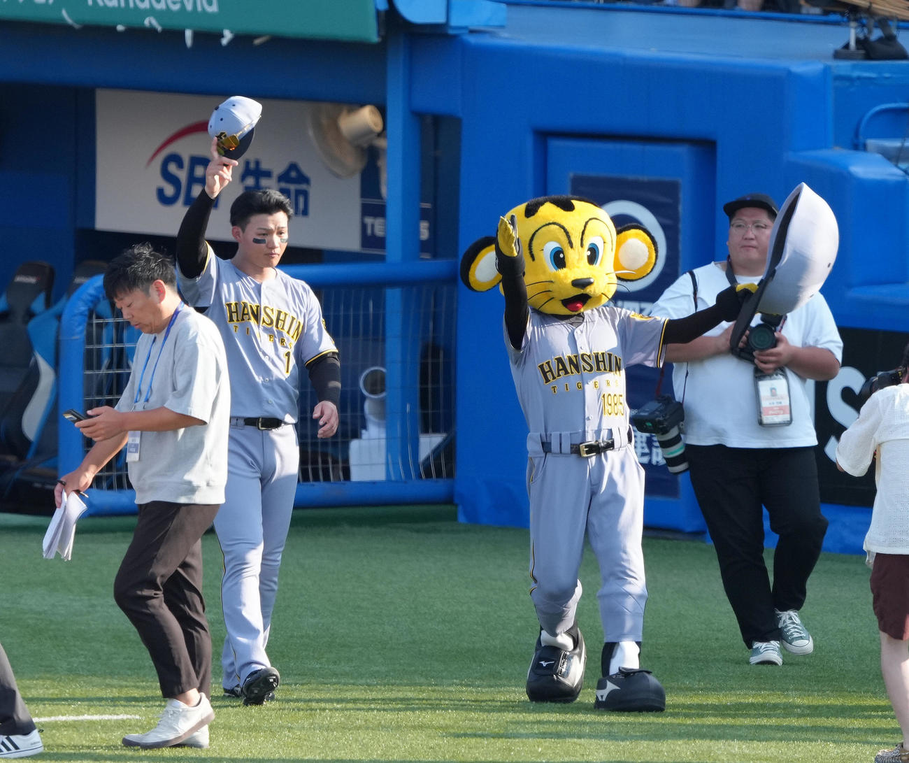 ヤクルト対阪神　ヤクルトに勝利し、スタンドの声援に応える阪神の森下とトラッキー（撮影・足立雅史）
