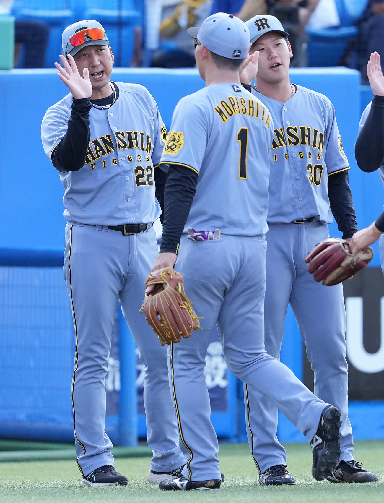 ヤクルト対阪神　ヤクルトに勝利し、森下（中央）を迎える阪神藤川監督（左）（撮影・鈴木みどり）