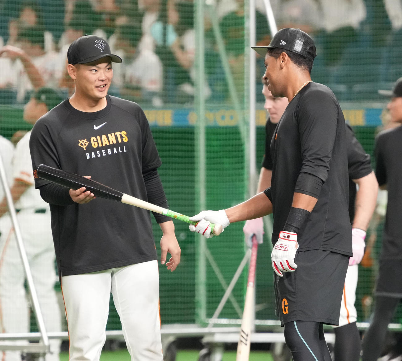 巨人対DeNA　試合前の練習で談笑する巨人荒巻（左）とオコエ（撮影・小沢裕）