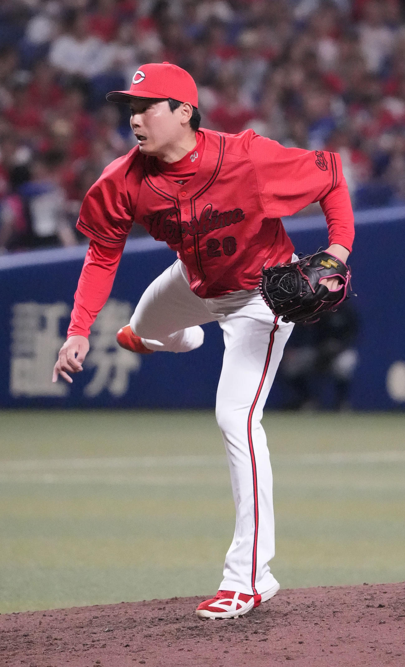 中日対広島　8回裏、広島4番手で登板する栗林（撮影・森本幸一）