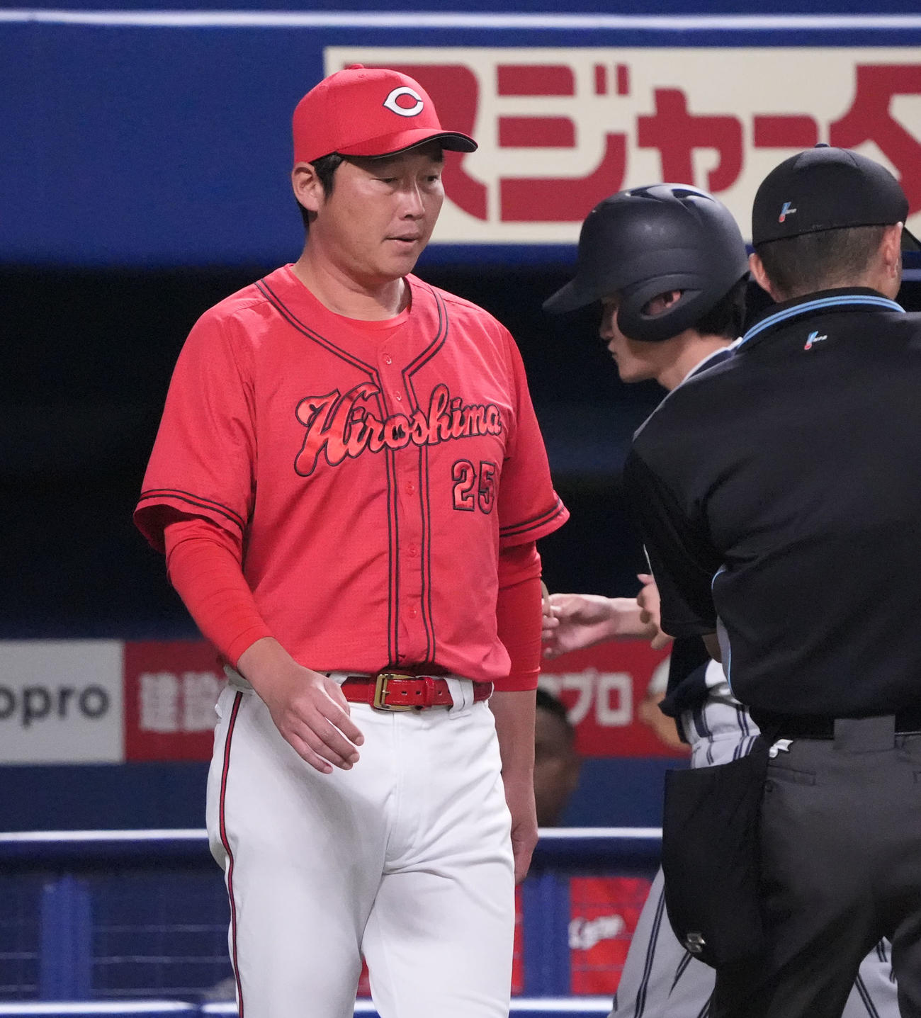 中日対広島　6回裏中日無死一、二塁、投手交代を告げる新井監督（撮影・森本幸一）