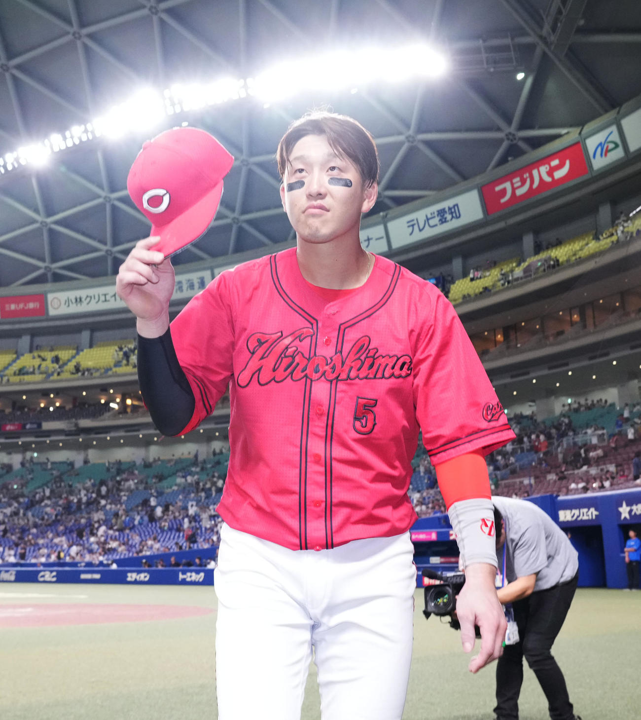 中日対広島　ヒーローインタビューを終えファンの声援に応える小園（撮影・森本幸一）