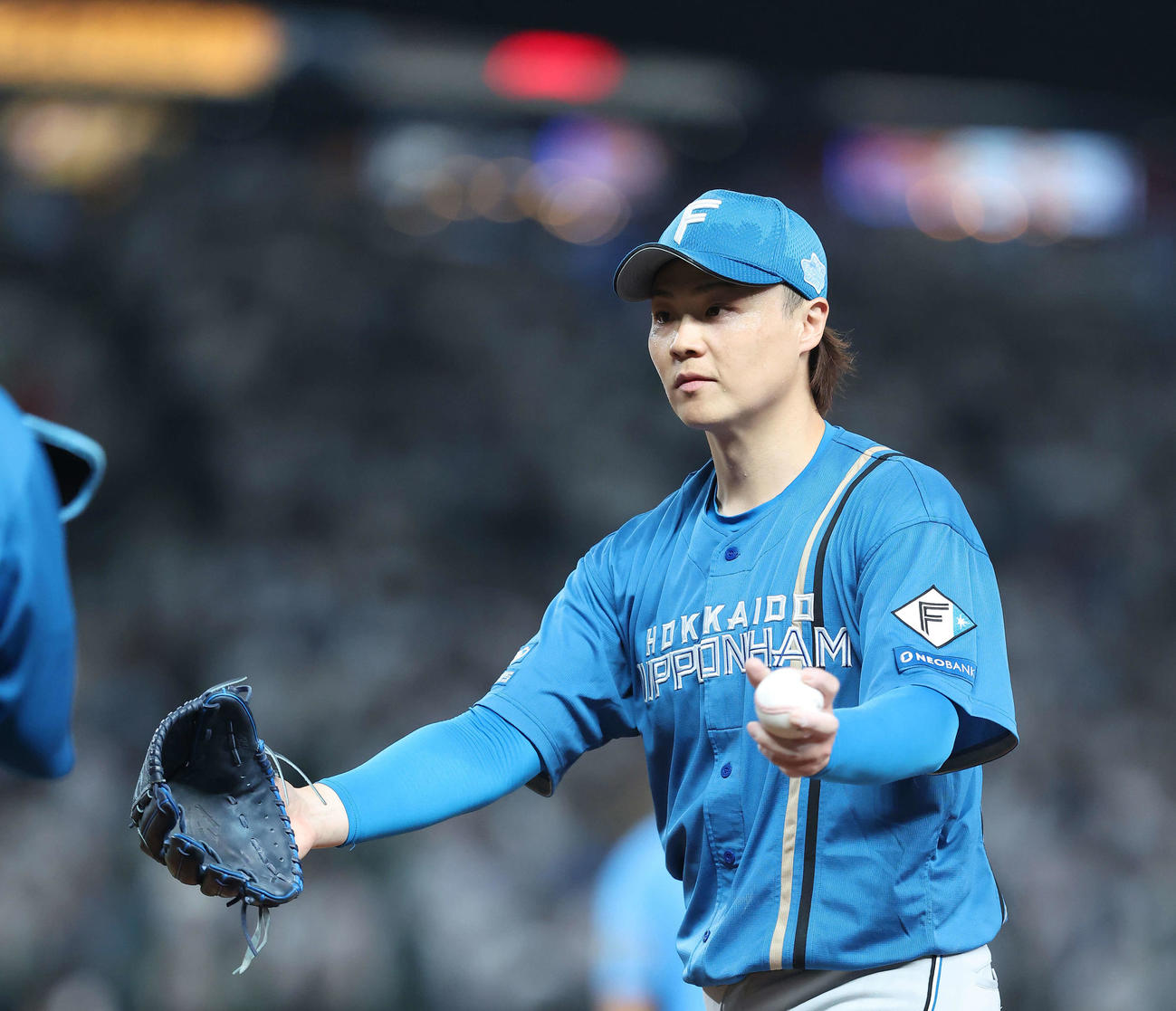 西武対日本ハム　4回裏西武2死一塁、一走滝沢夏央をけん制で仕留める山崎（撮影・河田真司）