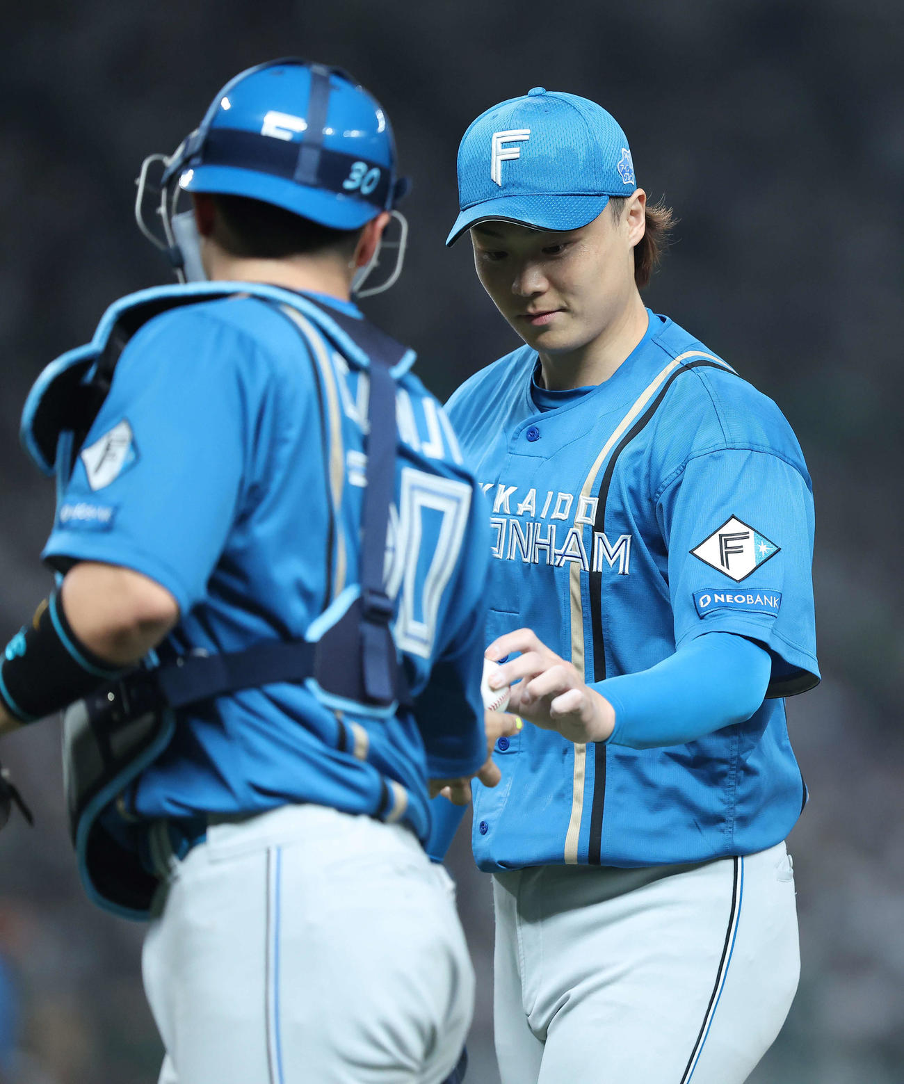 西武対日本ハム　4回裏西武2死一塁、一走滝沢をけん制で仕留める山崎（撮影・河田真司）