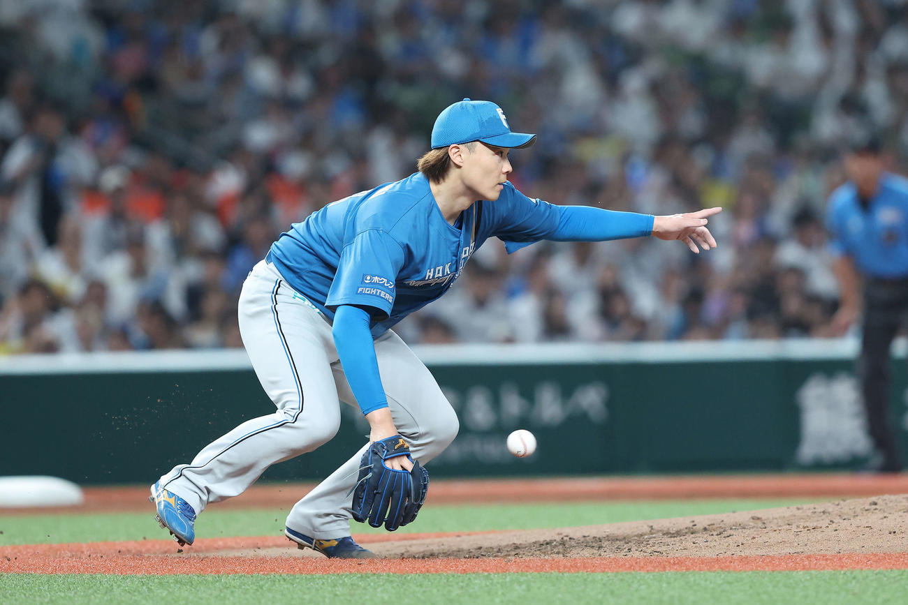 西武対日本ハム　5回裏西武1死一塁、岸を二ゴロに抑える山崎（撮影・河田真司）