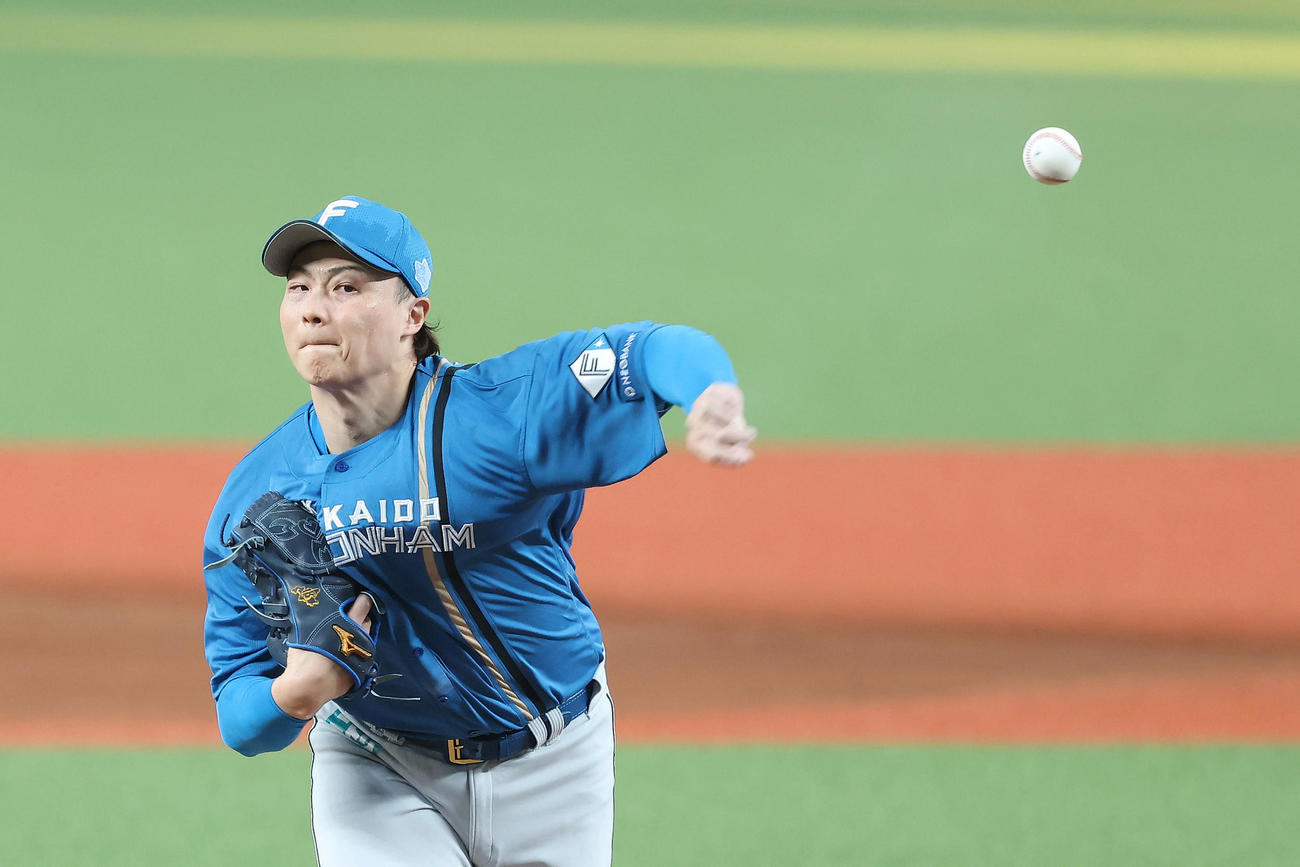 西武対日本ハム　2回裏、力投する山崎（撮影・河田真司）