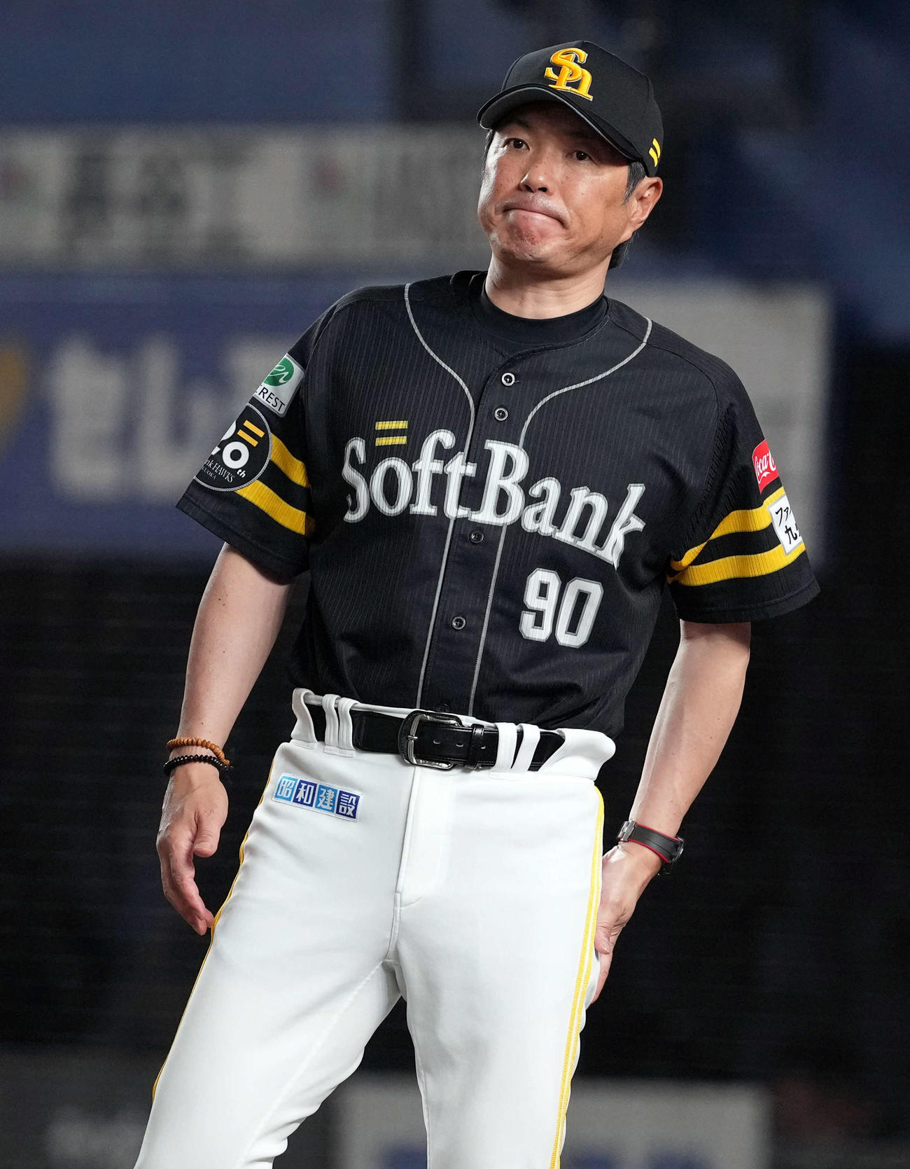 ロッテ対ソフトバンク　8回、投手の交代を告げベンチに戻るソフトバンク小久保監督（撮影・たえ見朱実）