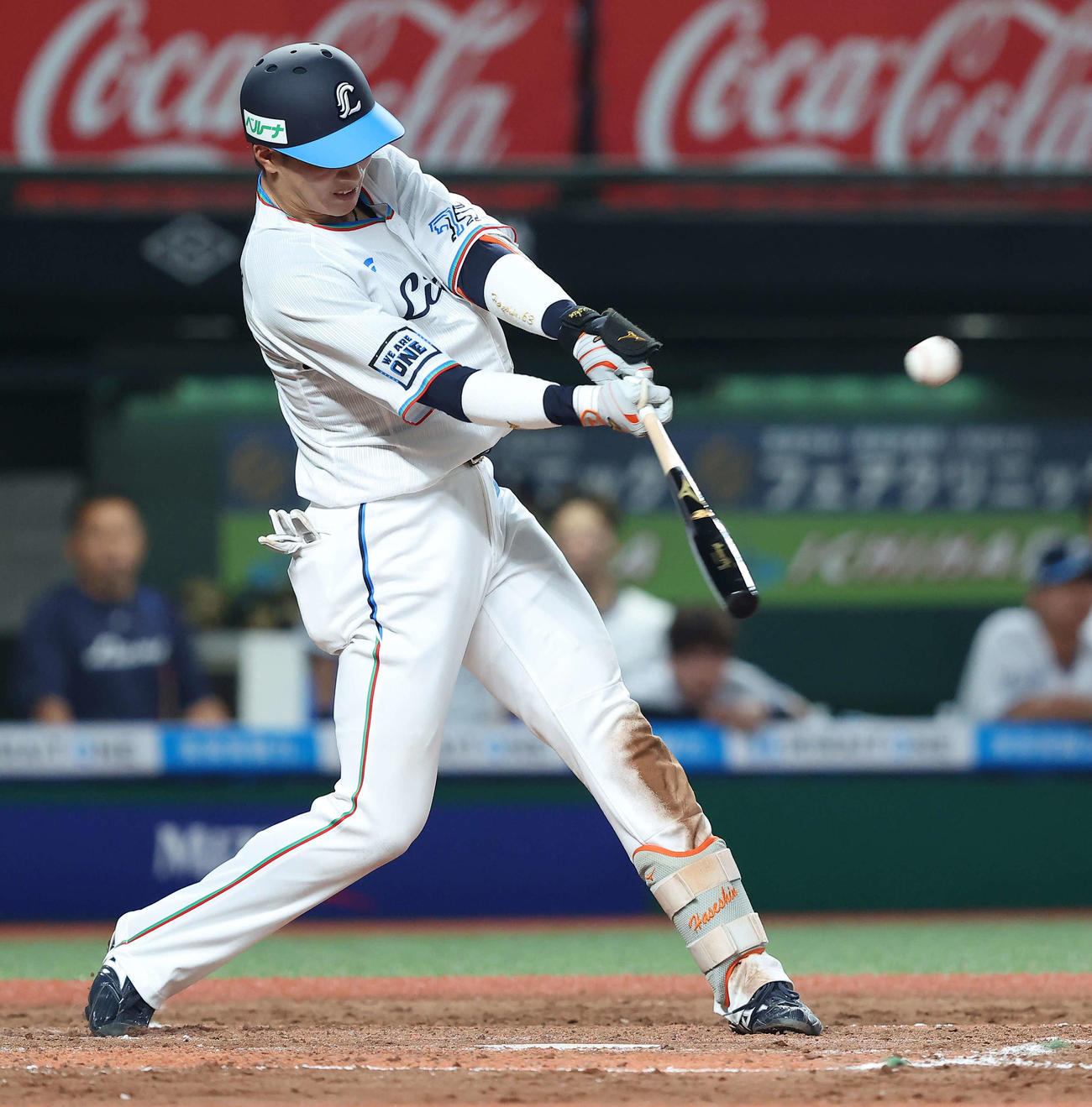 西武対日本ハム　8回裏西武2死一、二塁、右翼線に逆転2点適時三塁打を放つ長谷川（撮影・河田真司）