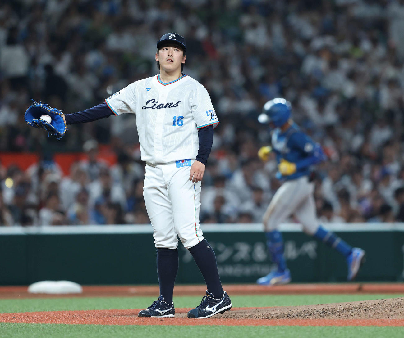 西武対日本ハム　8回表日本ハム無死、水谷に左越えソロ本塁打を浴びる隅田（撮影・河田真司）