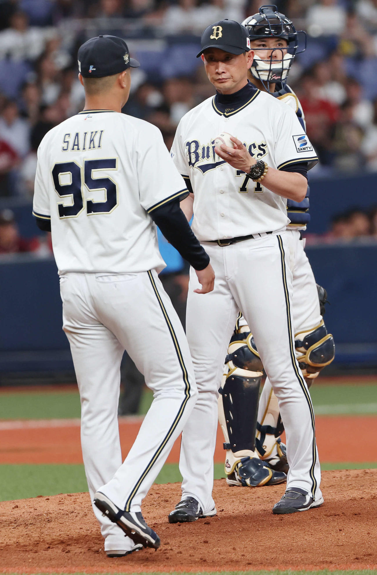 オリックス対楽天　5回表楽天2死一、二塁、オリックス岸田監督は2番手の才木にボールを渡す（撮影・西尾就之）