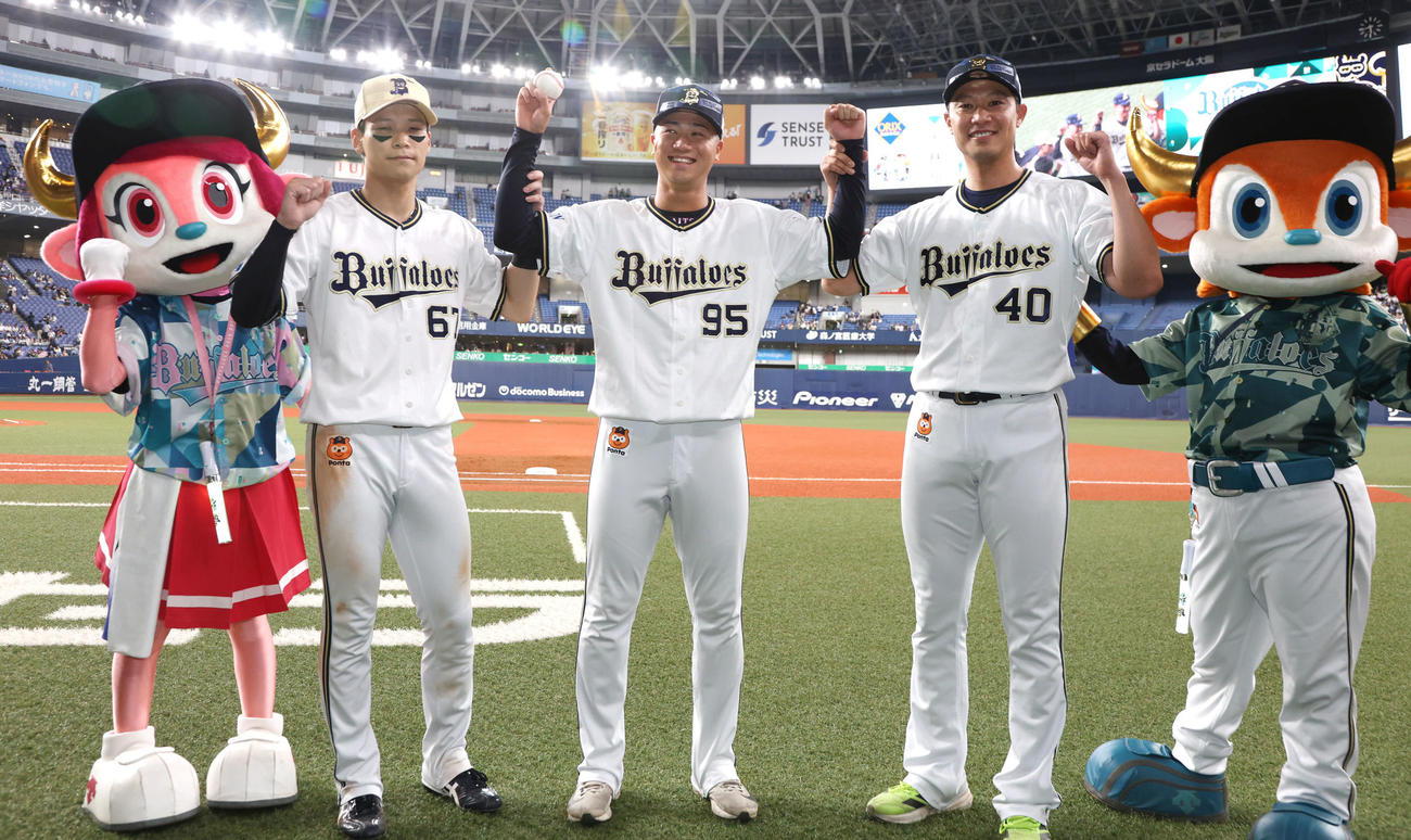 オリックス対楽天　プロ初勝利のオリックス才木（中）はともにお立ち台に上がった中川（左）と岩崎に祝福を受け笑顔を見せる（撮影・西尾就之）