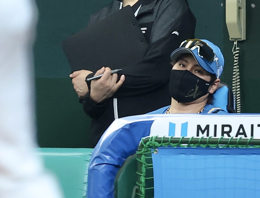 西武対日本ハム　1回表、戦況を見守る新庄監督（撮影・河田真司）