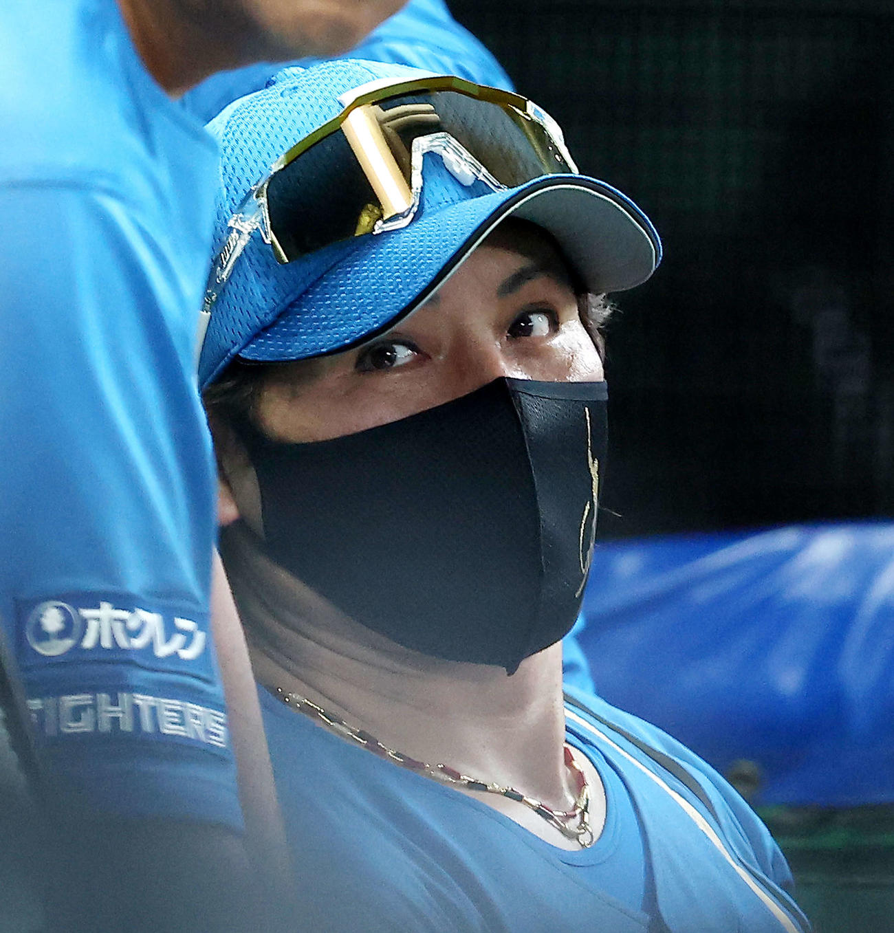 西武対日本ハム　6回裏を終え、ベンチに戻るナインを見つめる新庄監督（撮影・河田真司）