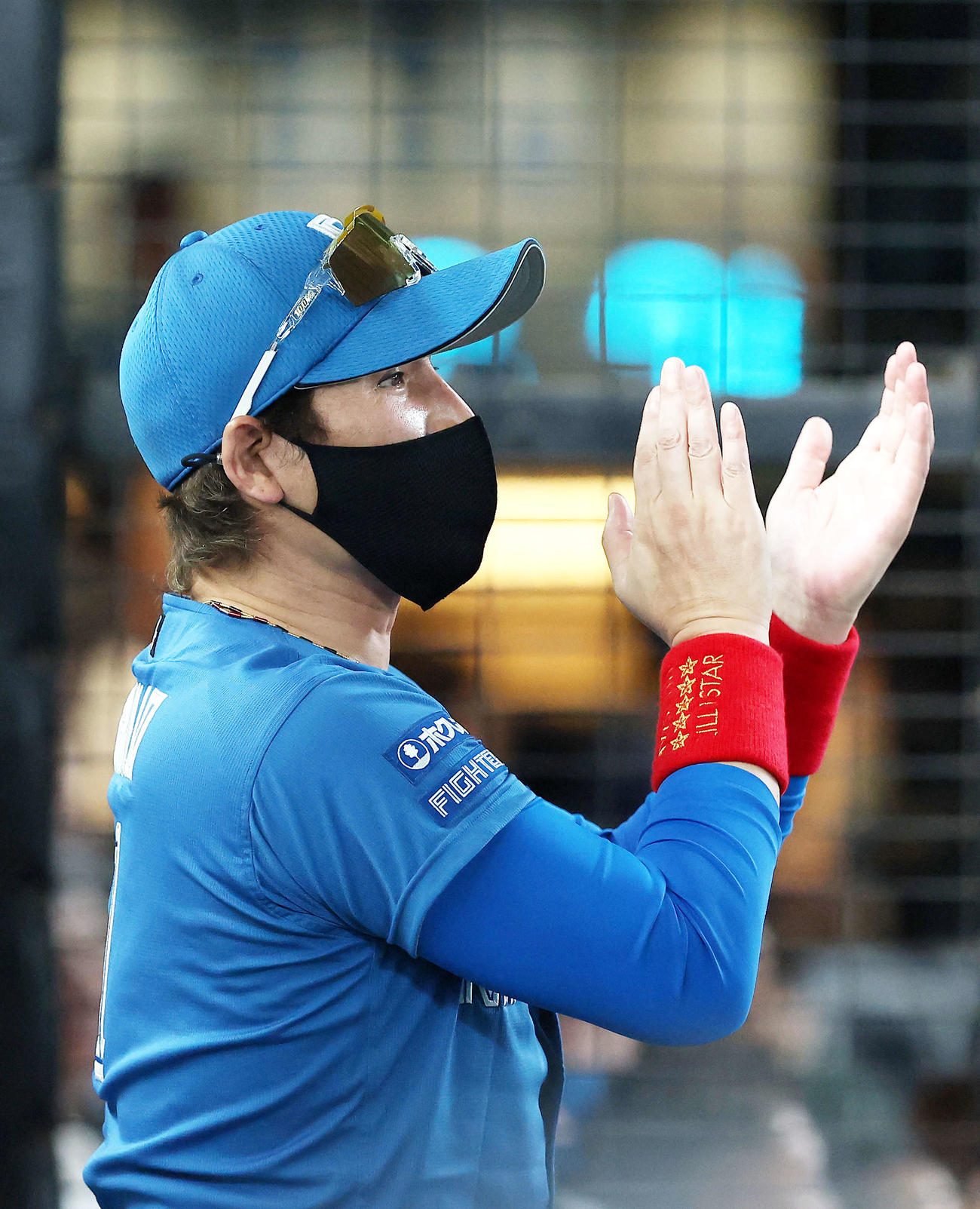西武対日本ハム　7回裏を終え、拍手でナインを迎える新庄監督（撮影・河田真司）