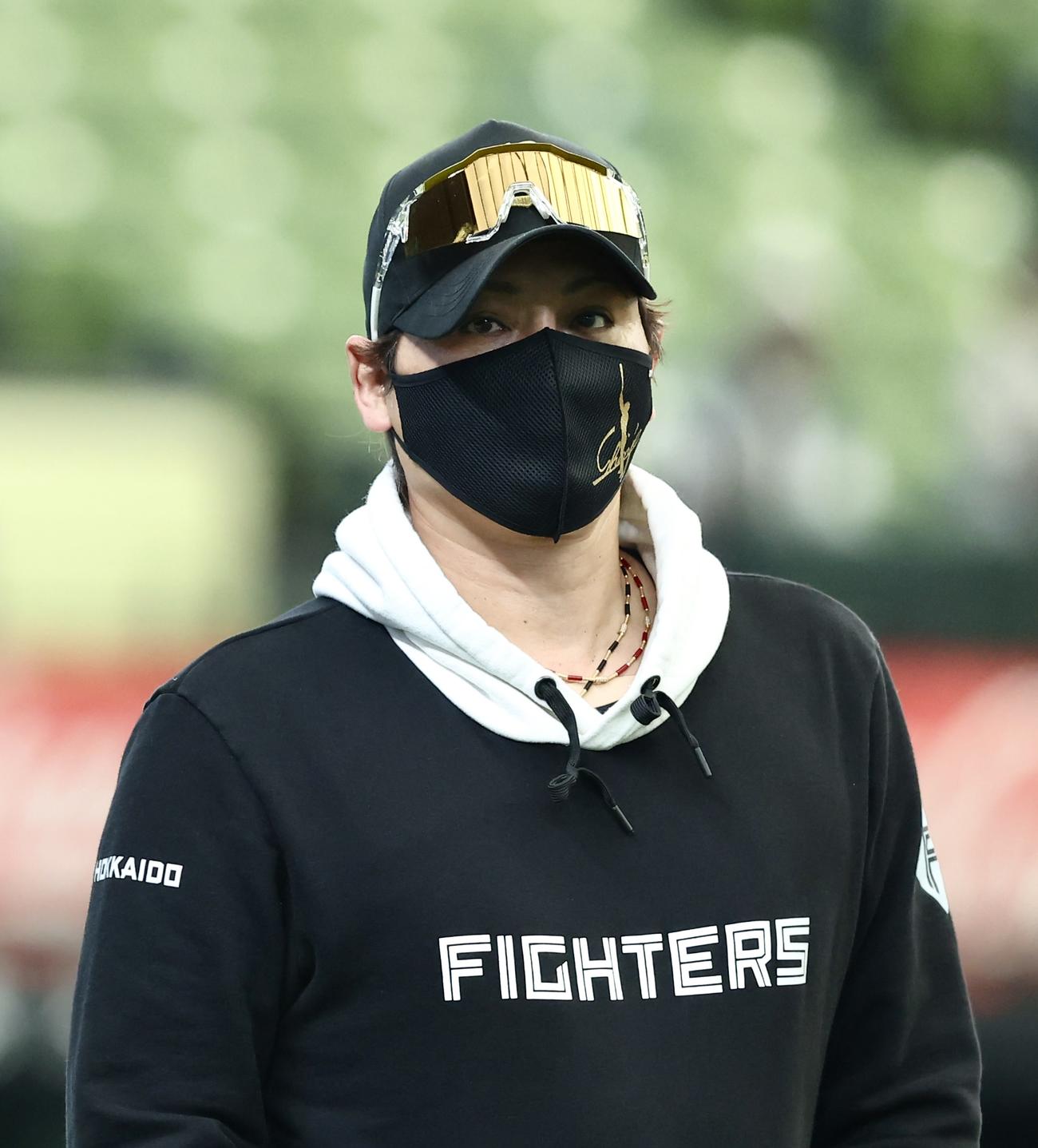西武対日本ハム　試合前、練習を見守る日本ハム新庄監督（撮影・河田真司）