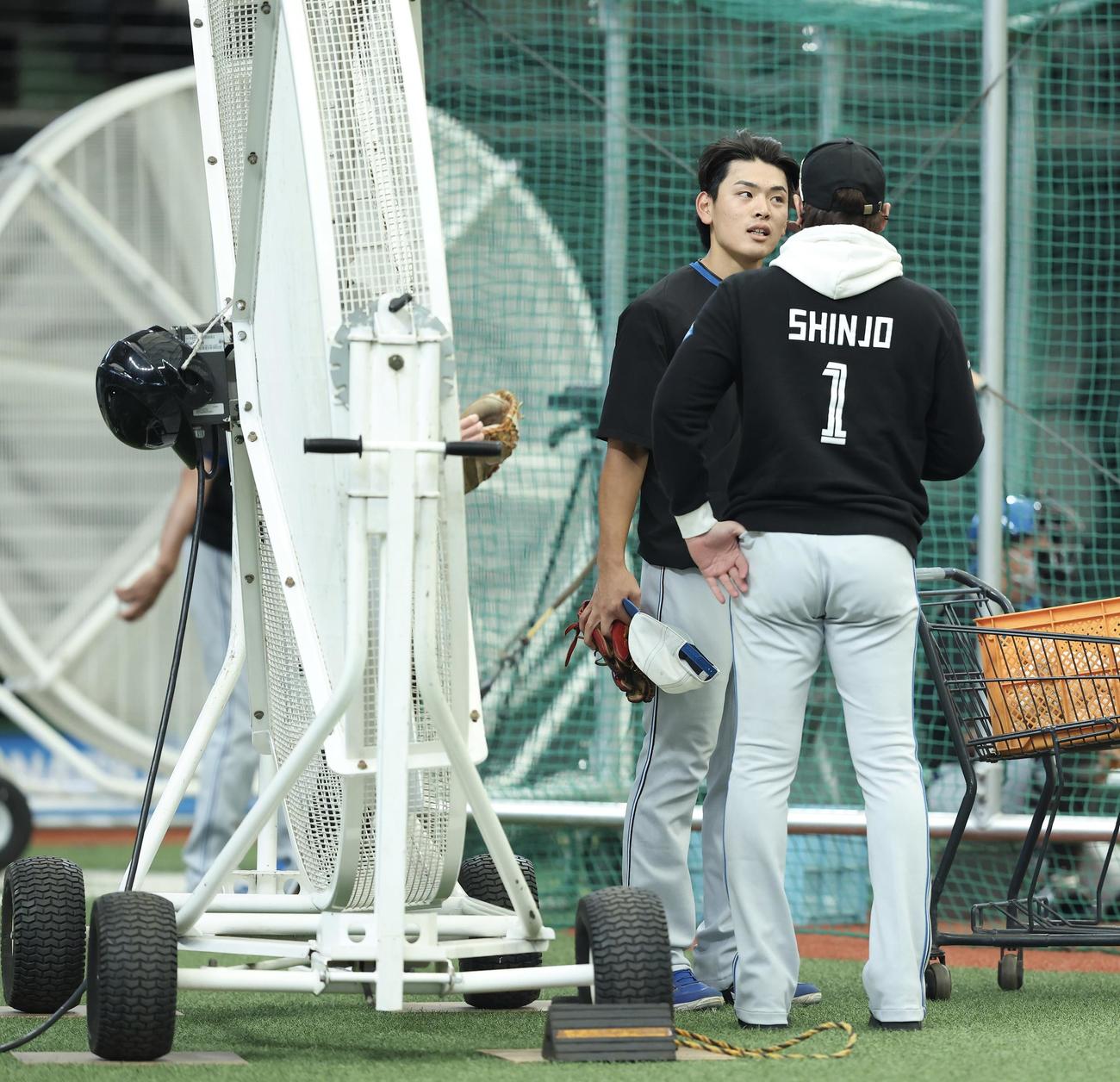 西武対日本ハム　試合前、新庄監督（手前）と言葉を交わす野村（撮影・河田真司）