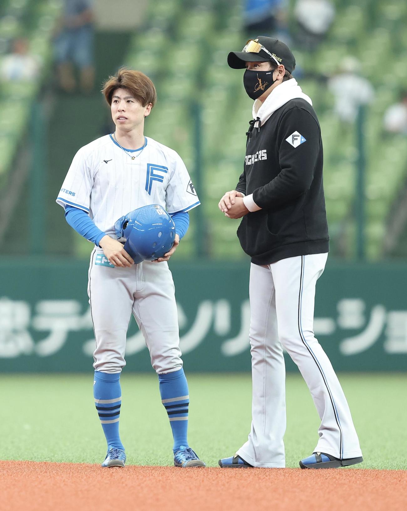 西武対日本ハム　試合前、五十幡（左）と言葉を交わす日本ハム新庄監督（撮影・河田真司）