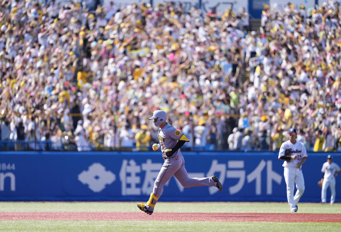ヤクルト対阪神　5回表阪神2死二塁、先制の左越え2点本塁打を放ち、ダイヤモンドをまわる森下（撮影・鈴木みどり）