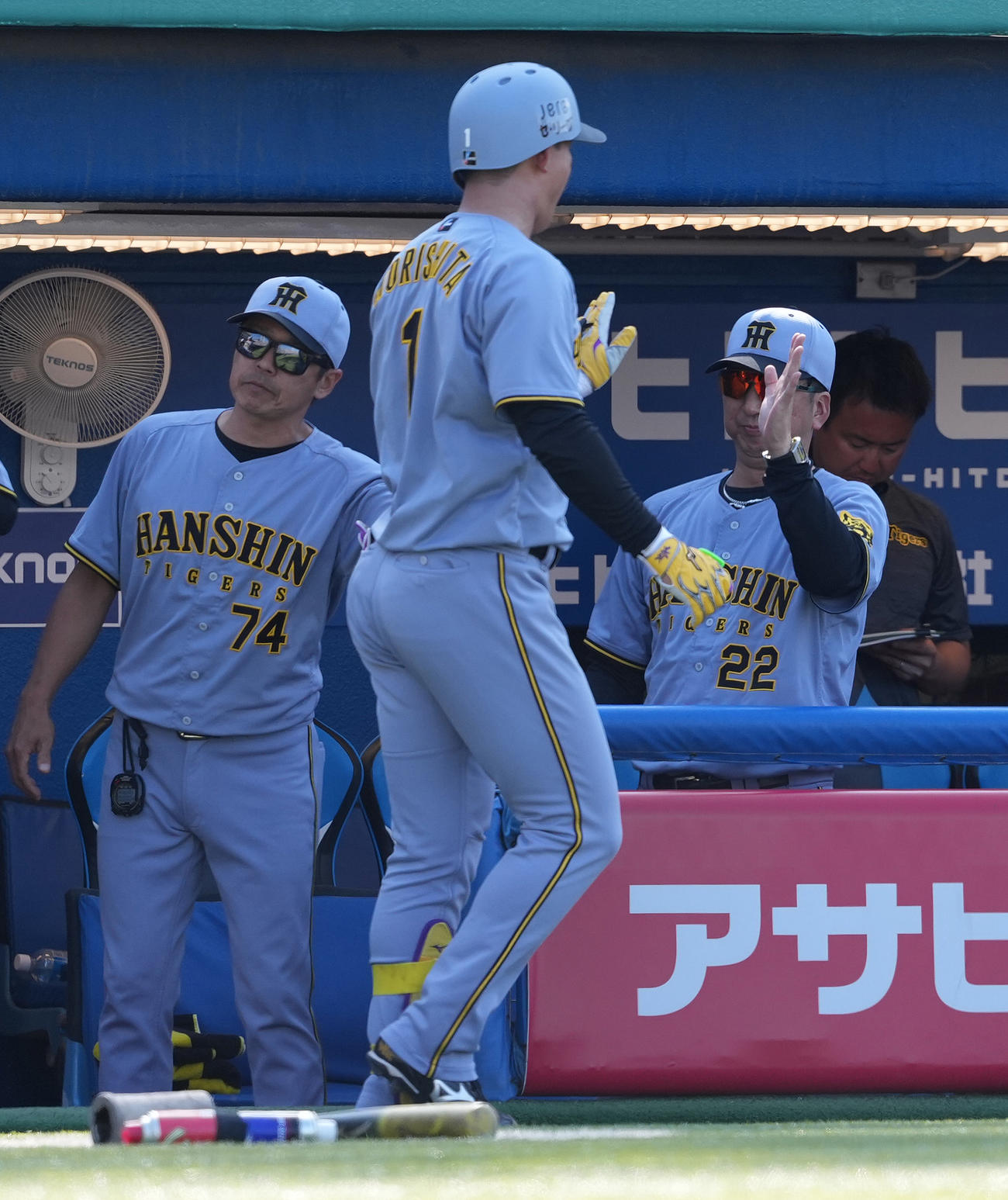 ヤクルト対阪神　5回表阪神2死二塁、先制の左越え2点本塁打を放った森下（中央）を迎える藤川監督（右）（撮影・鈴木みどり）