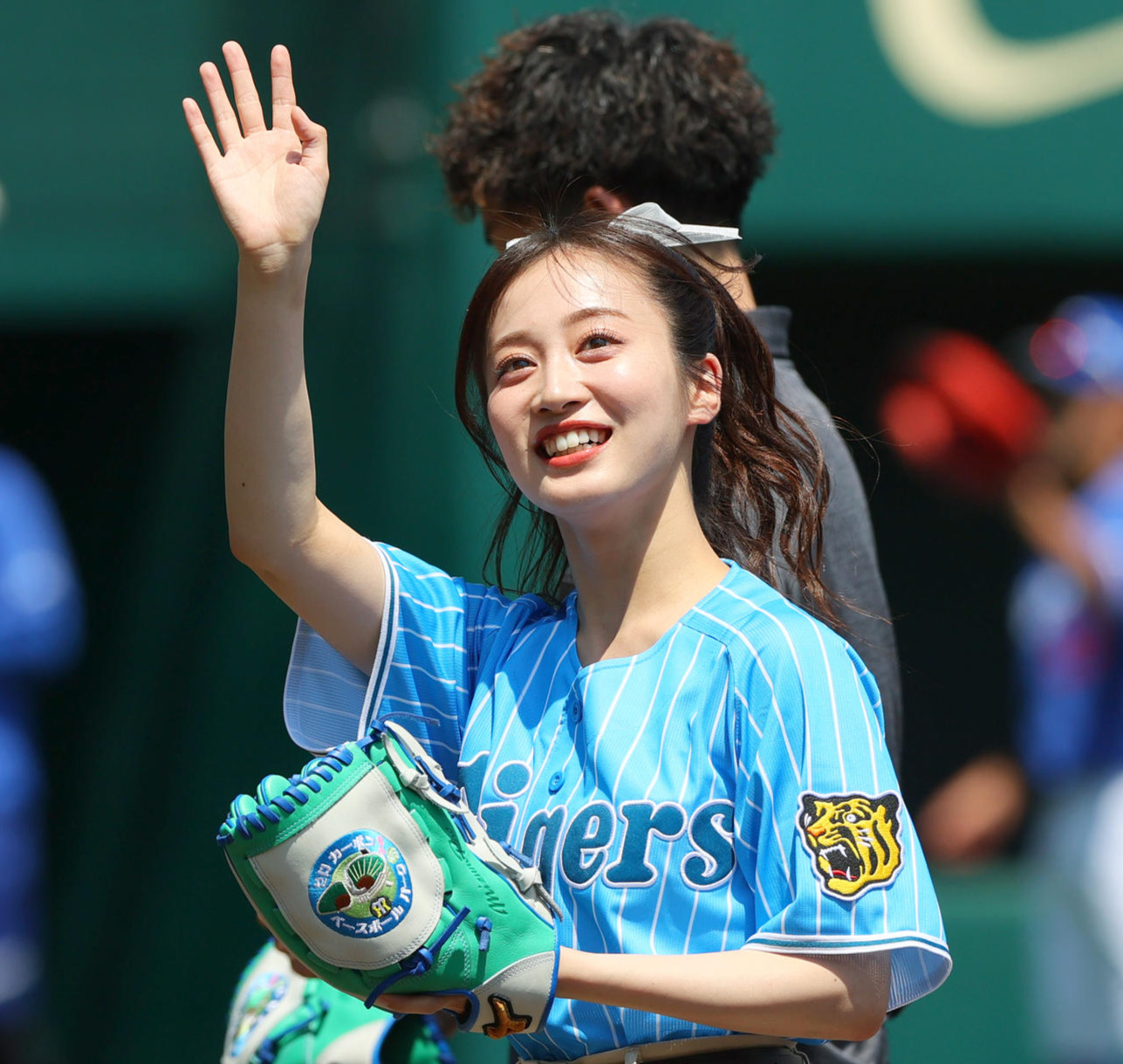 ウエスタン・リーグ阪神対中日　ファーストピッチを終え笑顔で手を振るNMB48川上（撮影・上山淳一）