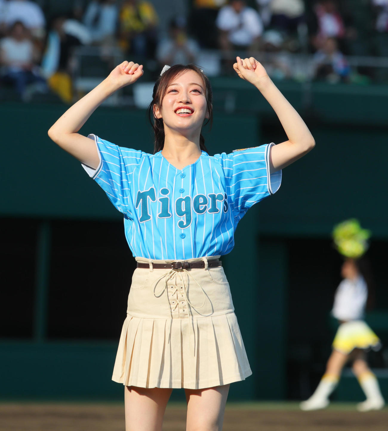 ウエスタン・リーグ阪神対中日　阪神が勝利しファンと喜ぶNMB48川上（撮影・上山淳一）