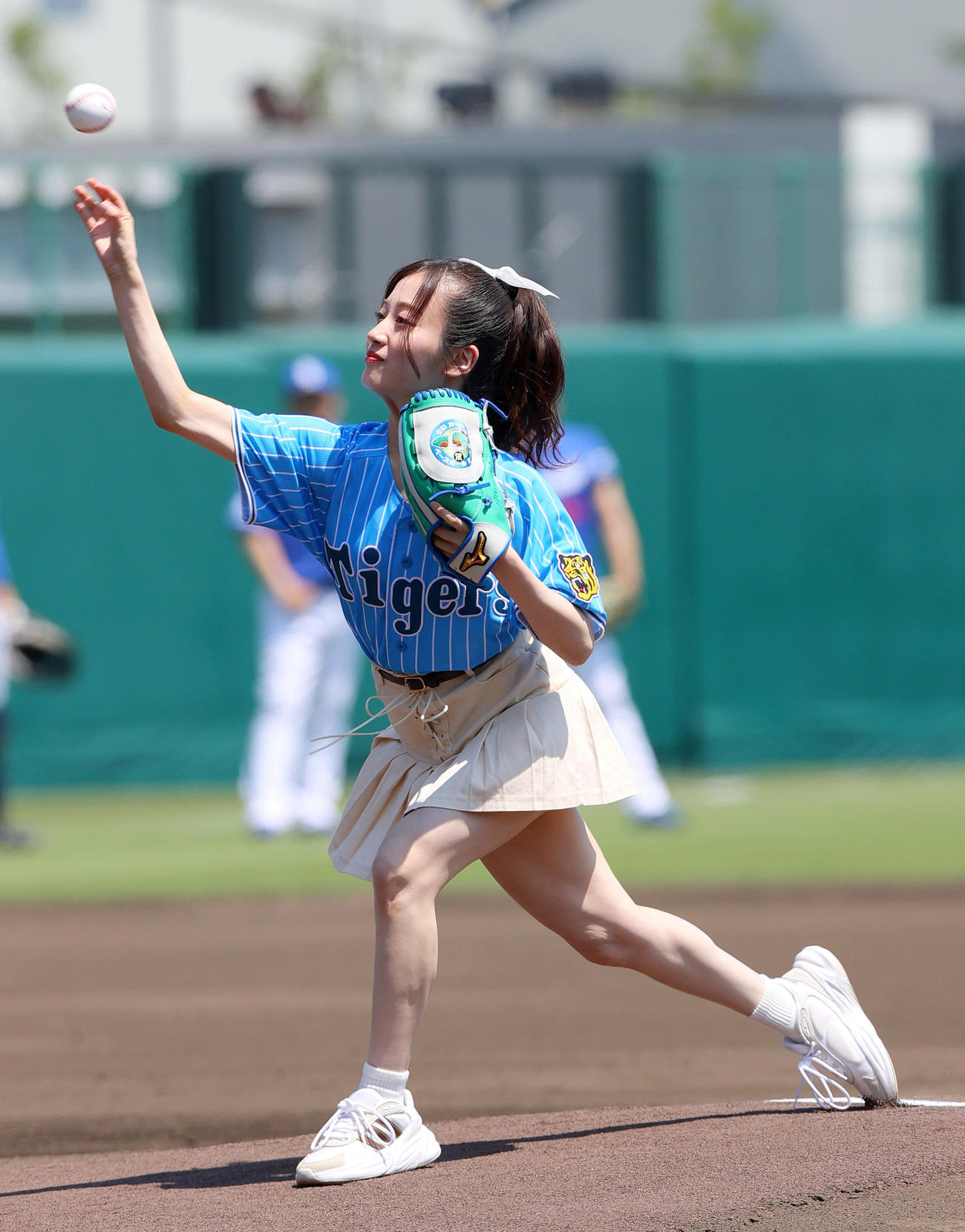 ウエスタン・リーグ阪神対中日　ファーストピッチで投球するNMB48川上（撮影・上山淳一）
