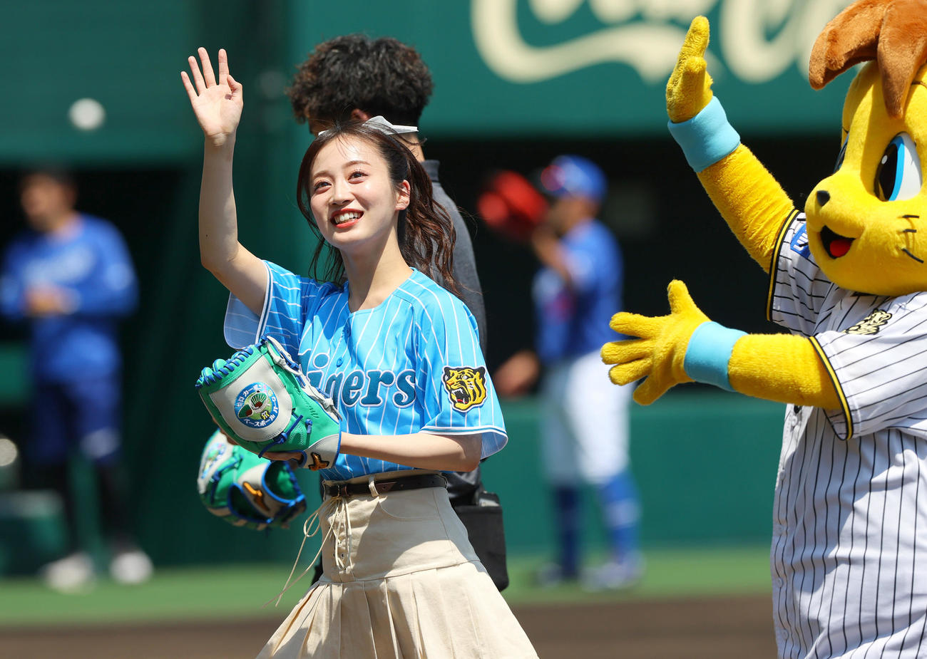 ウエスタン・リーグ阪神対中日　ファーストピッチを終え笑顔で手を振るNMB48川上（撮影・上山淳一）