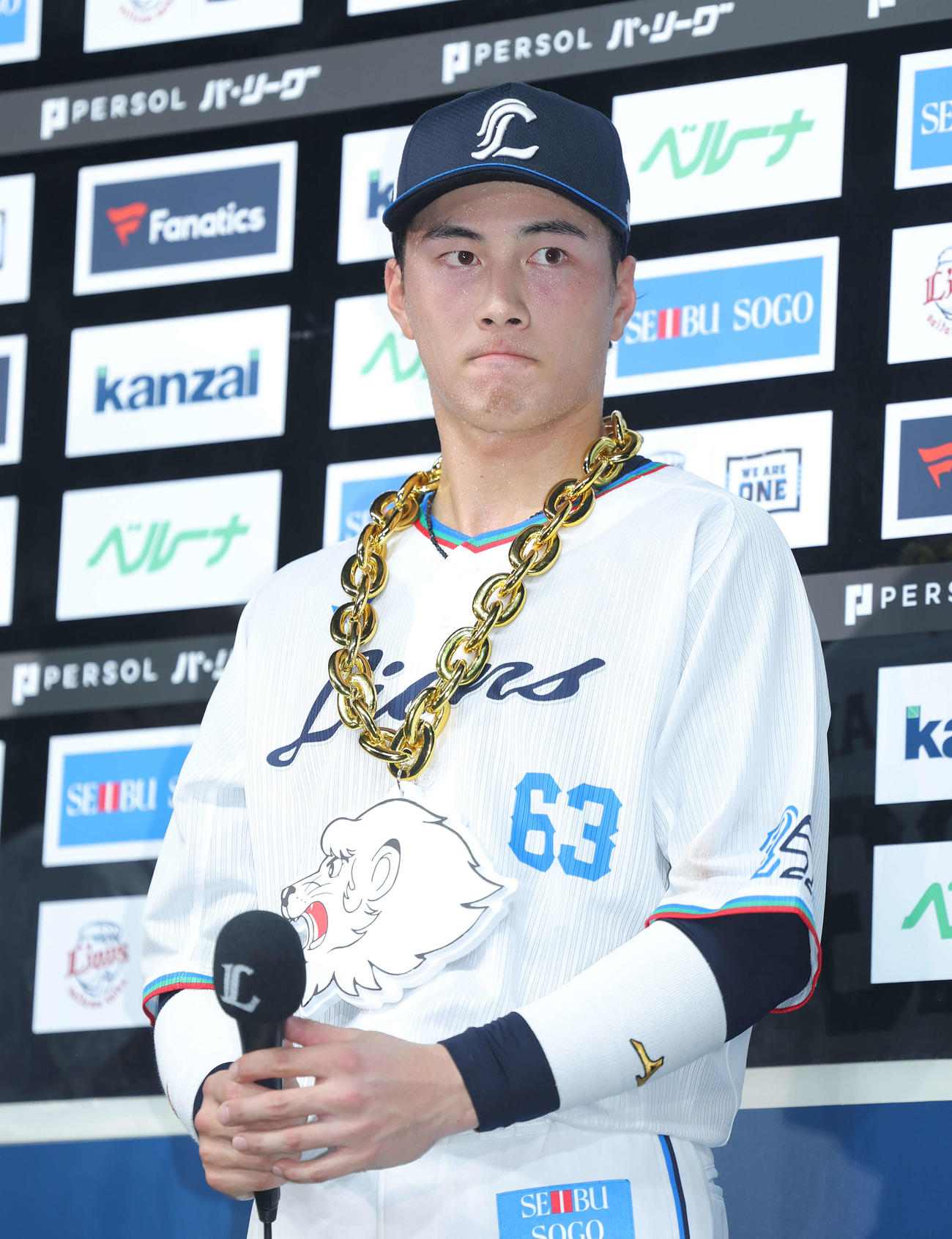西武対日本ハム　日本ハムに勝利し、お立ち台に上がる西武長谷川（撮影・河田真司）