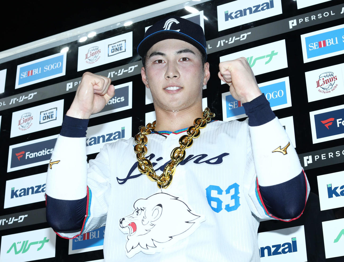 西武対日本ハム　日本ハムに勝利し、ガッツポーズで写真に納まる西武長谷川（撮影・河田真司）