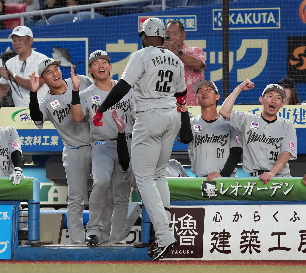 ロッテ対ソフトバンク　4回裏ロッテ無死、ソロ本塁打を放ったポランコを迎えるナイン。左端は西川（撮影・たえ見朱実）