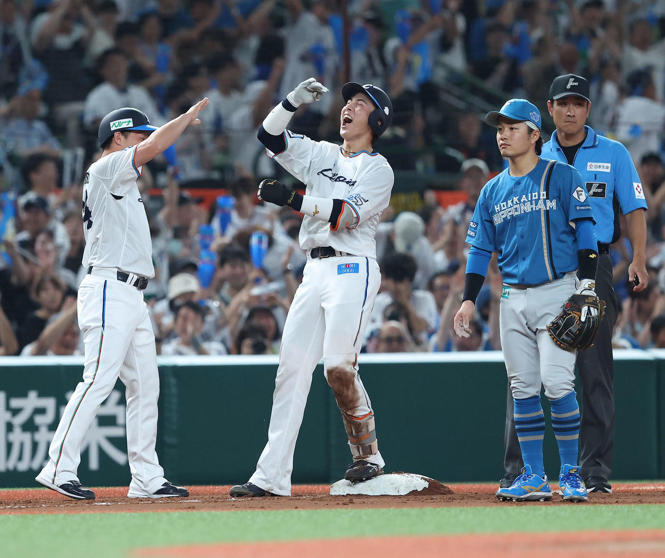 西武対日本ハム　8回裏西武2死一、二塁、右翼線に逆転2点適時三塁打を放ち雄たけびを上げる長谷川（撮影・河田真司）
