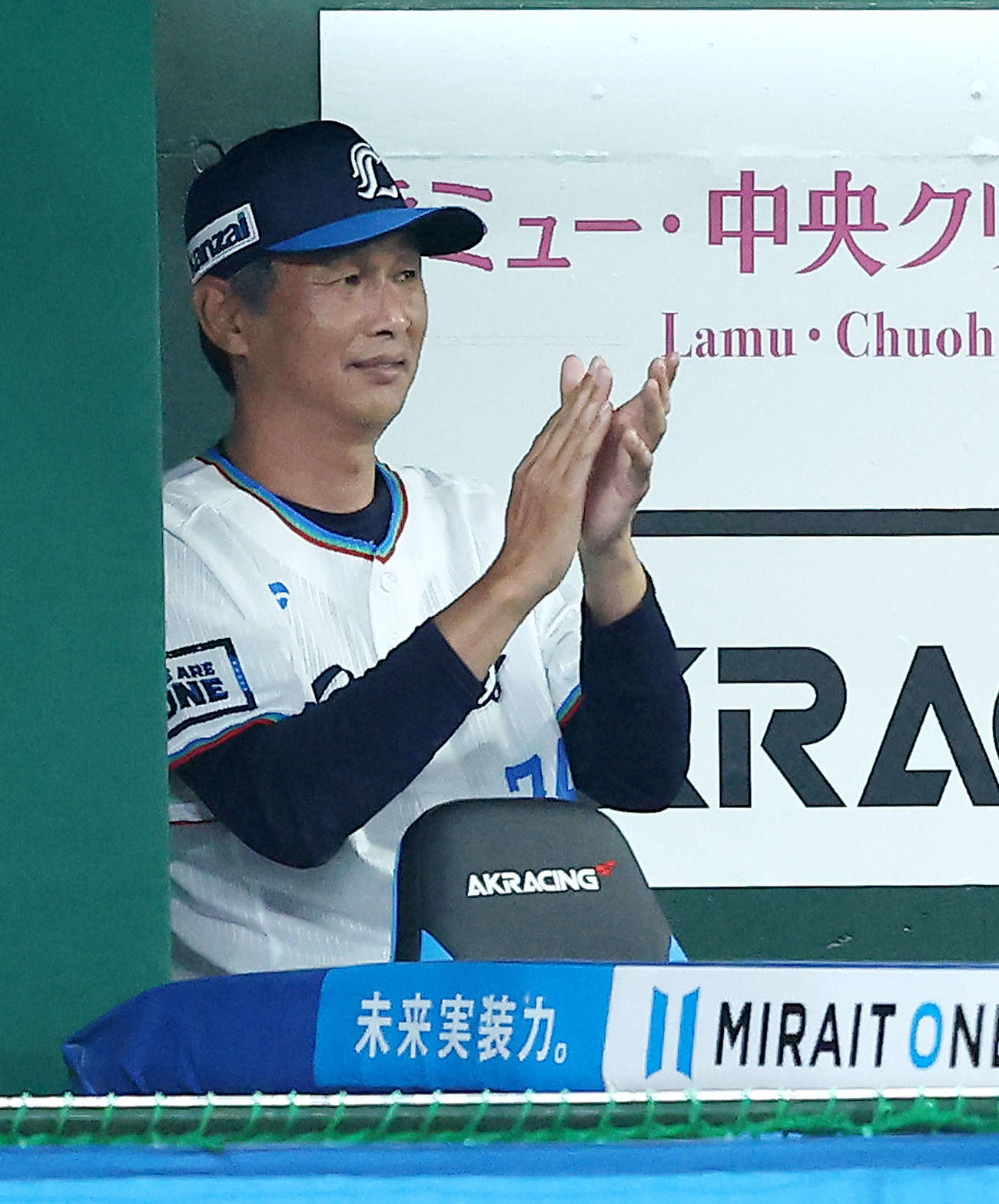 西武対日本ハム　8回裏西武2死一、二塁、長谷川が右翼線に逆転2点適時三塁打を放ち、拍手を送る西口監督（撮影・河田真司）