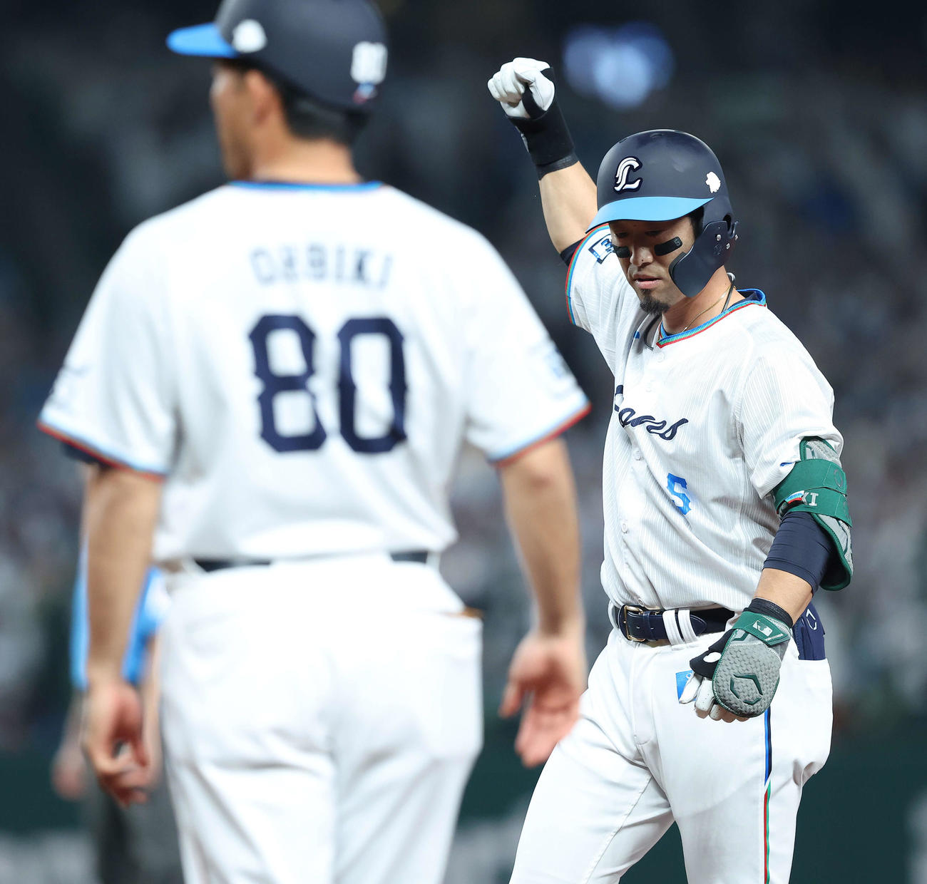 西武対日本ハム　7回裏西武2死満塁、右前同点適時打を放ち、ガッツポーズで出塁する外崎（撮影・河田真司）
