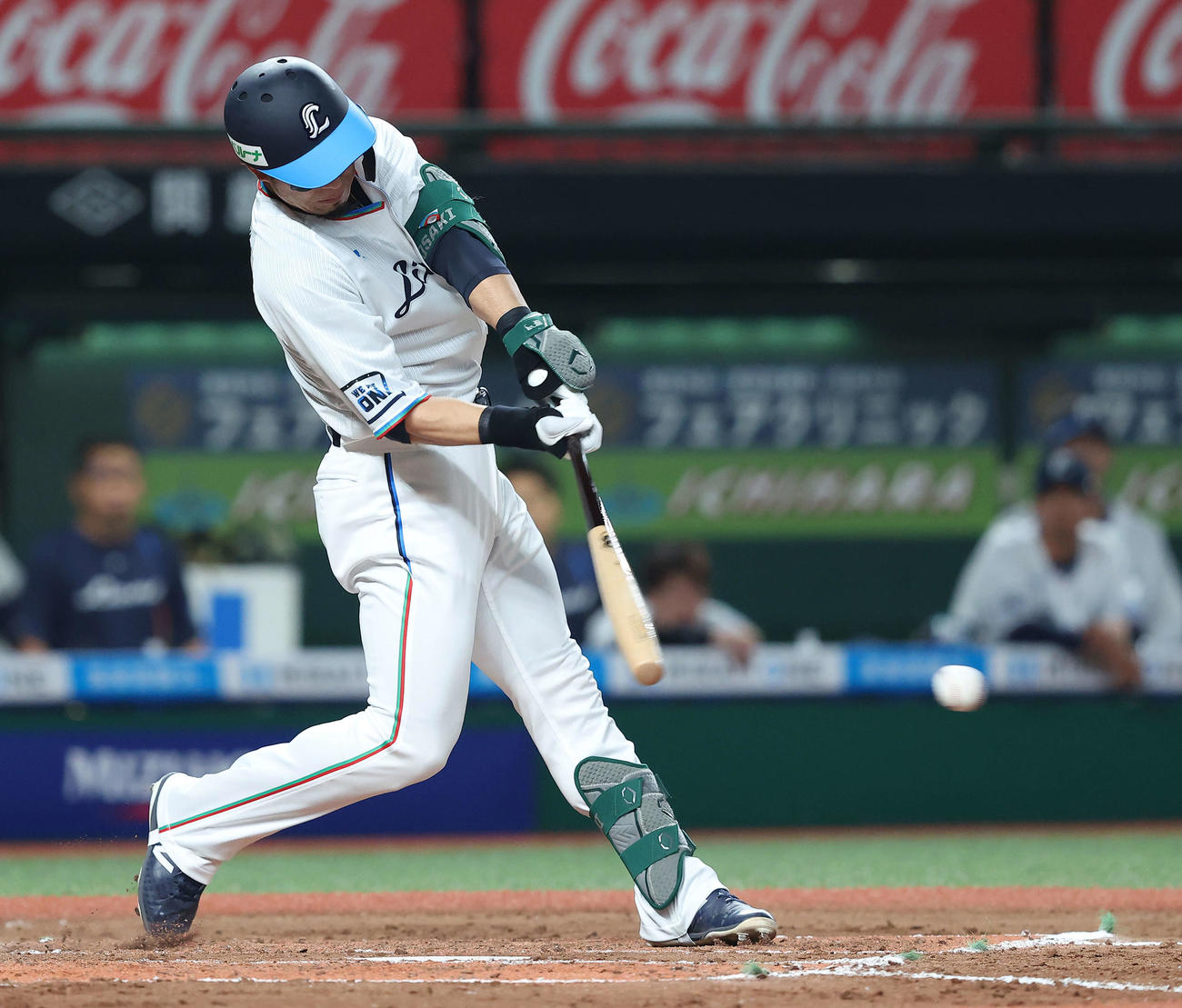 西武対日本ハム　7回裏西武2死満塁、右前同点適時打を放つ外崎（撮影・河田真司）