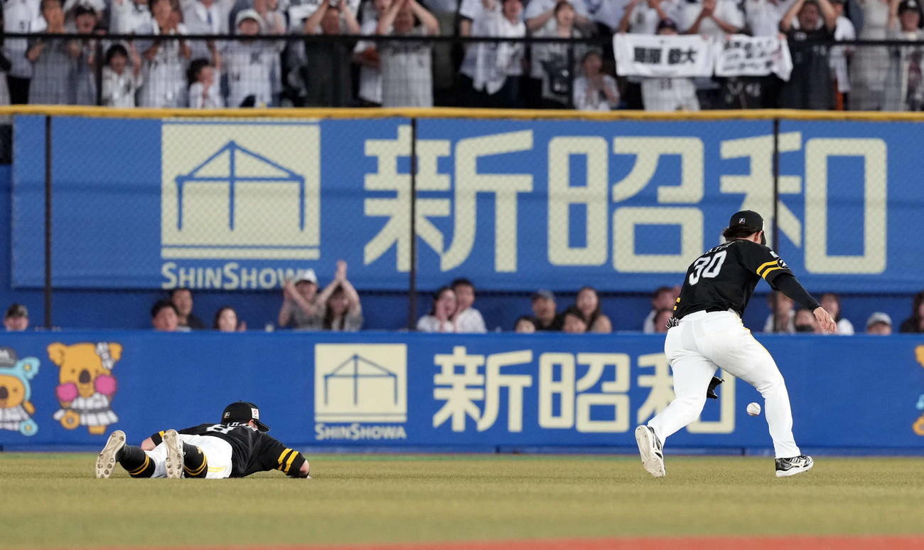 ロッテ対ソフトバンク　4回裏ロッテ2死二塁、藤原の打球を見失い適時三塁打とされる中堅手周東（撮影・たえ見朱実）