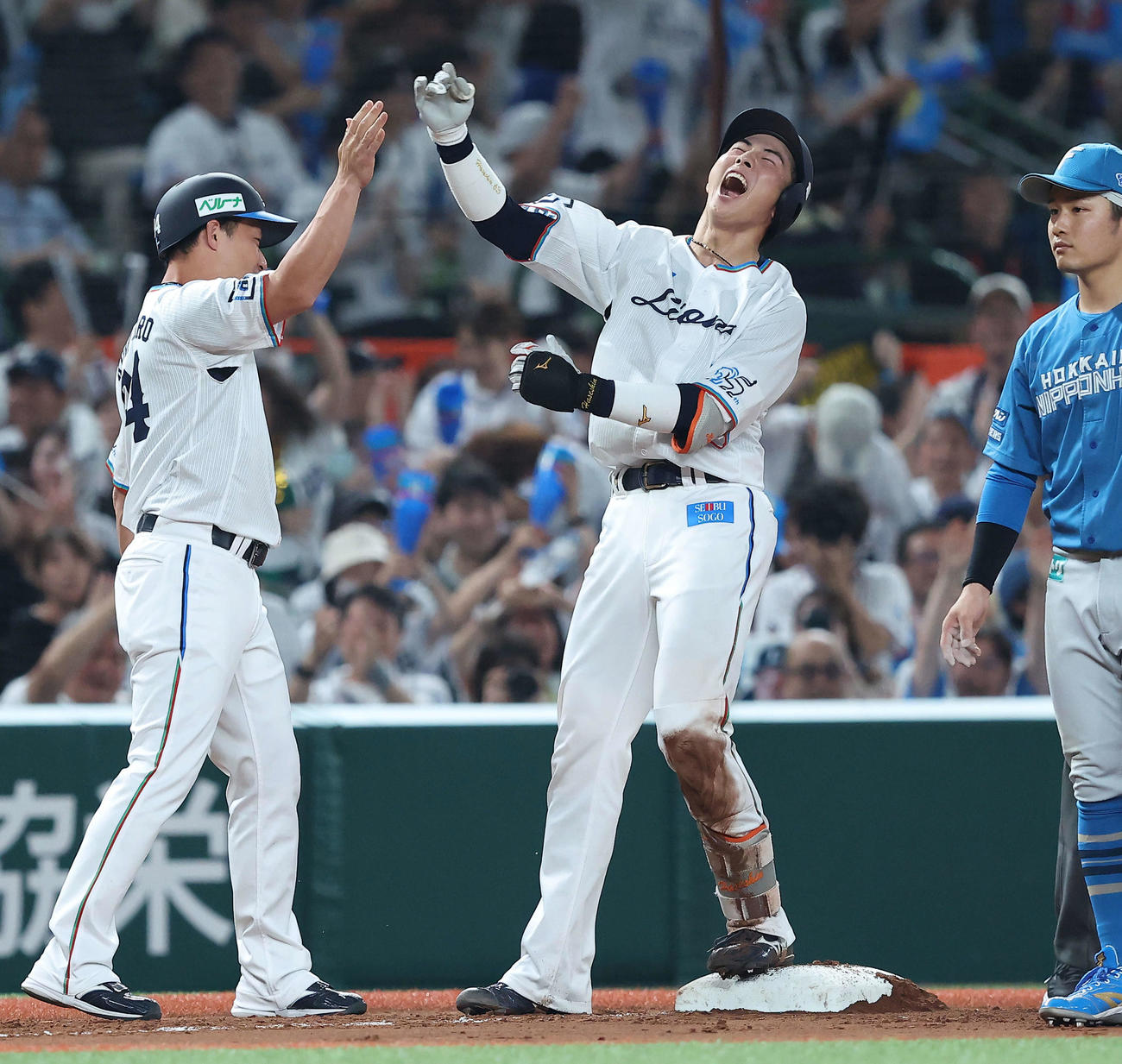 西武対日本ハム　8回裏西武2死一、二塁、右翼線に逆転2点適時三塁打を放ち雄たけびを上げる長谷川（撮影・河田真司）